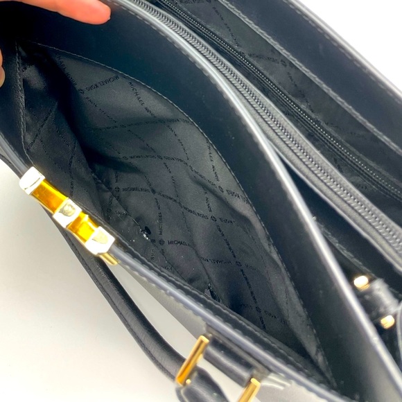 🥳SOLD🥳🔥👜 Michael Kors Black & Gold Purse 👜🔥 - Picture 12 of 15